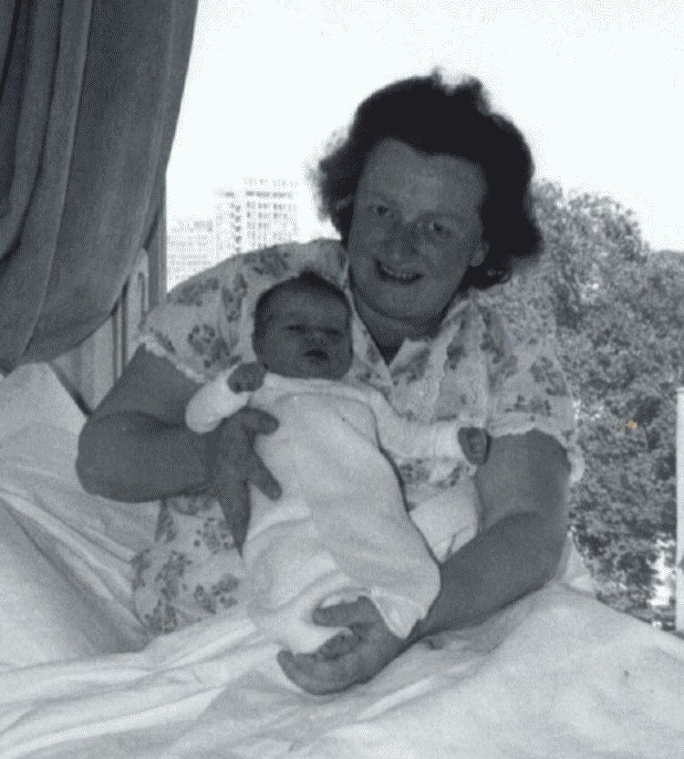 Moeder Alie met haar jongste, Aline