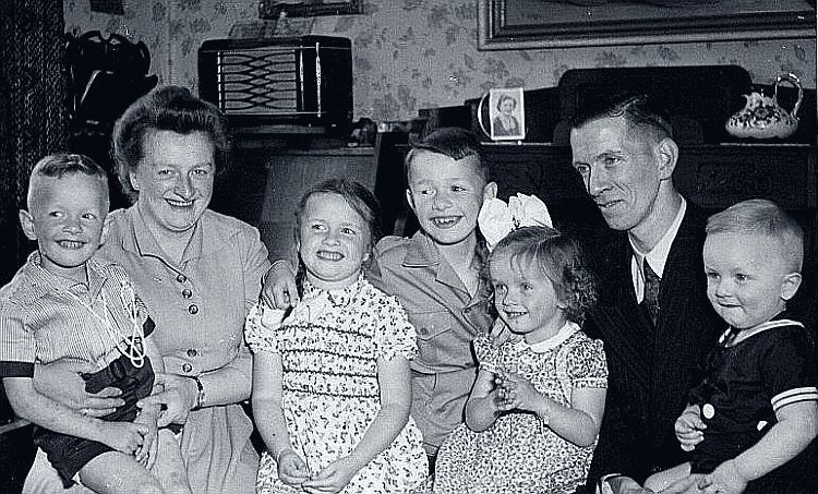 De tweede gezinsfoto  in een prachtig interieur (1954)