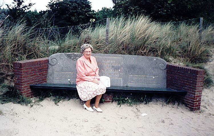 moeder op de strandbank van Rockanje